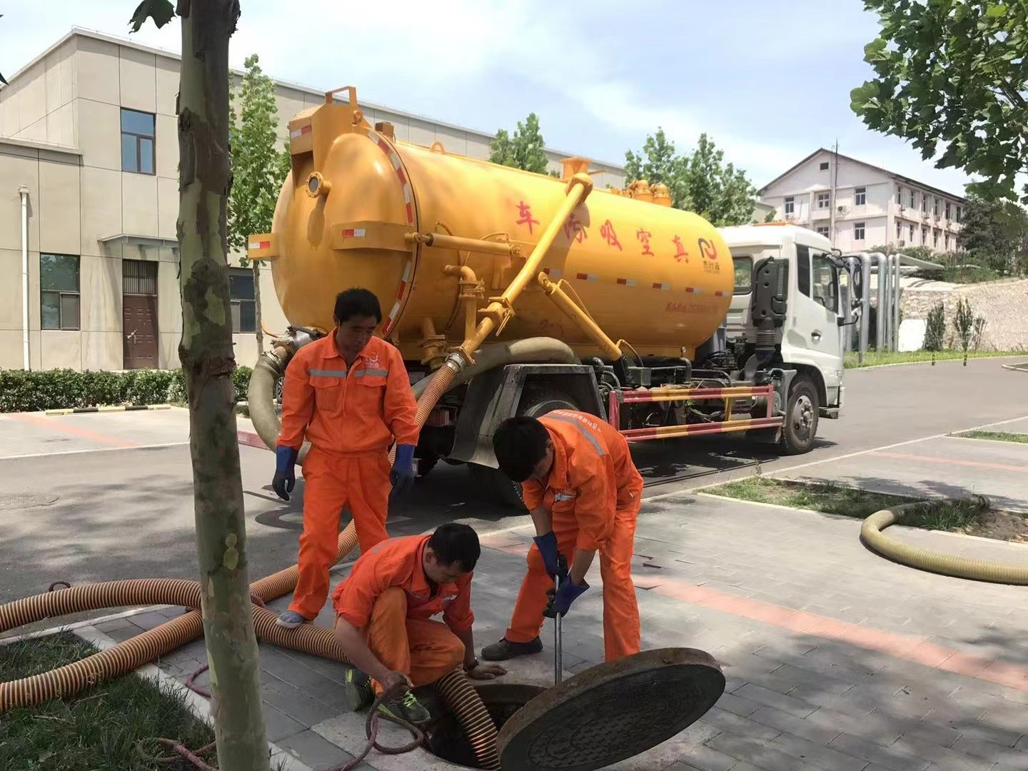资源化粪池清理与5-8吨吸粪车施工效率分析